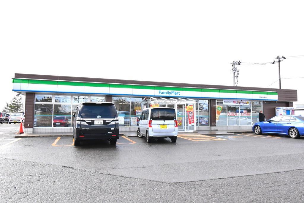 コンビニ　ファミリーマート　御所野湯本店（コンビニ）まで500m