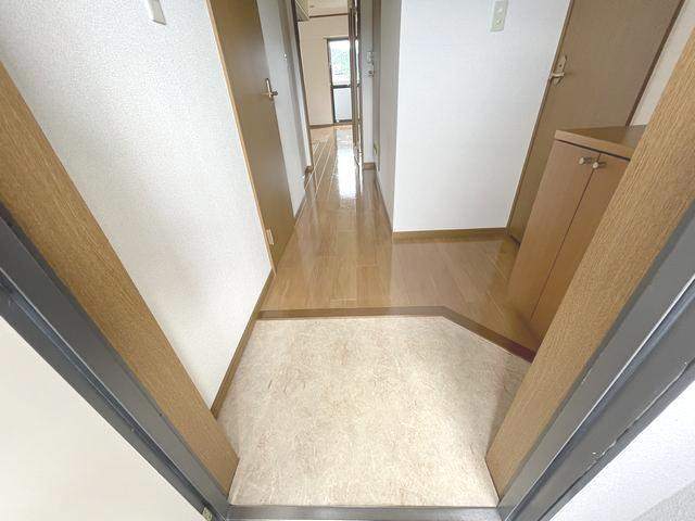 玄関　一物件内の別室の写真です。