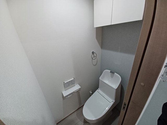 トイレ　落ち着いた色調のトイレです