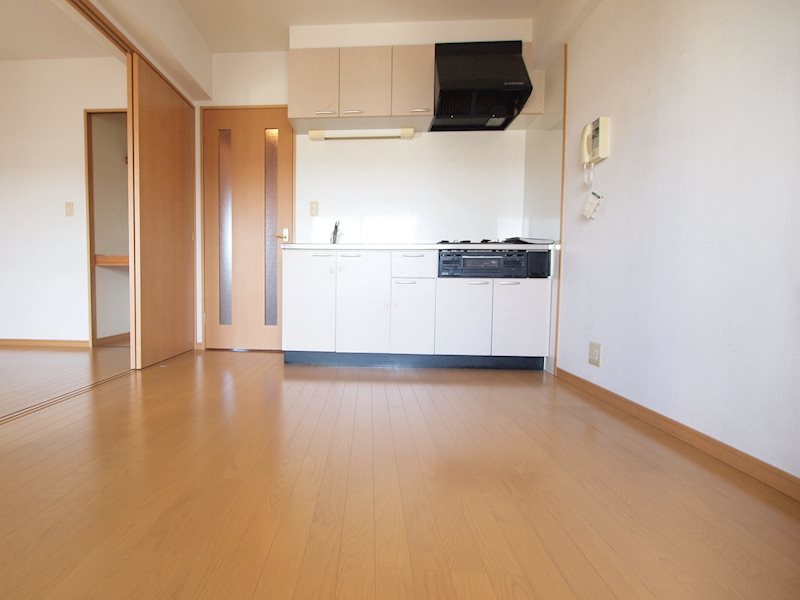 居室・リビング　明るいリビング。各部屋にエアコン付き。