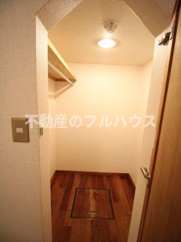 収納　写真は別室ロフト下部：収納ウォークインクローゼット