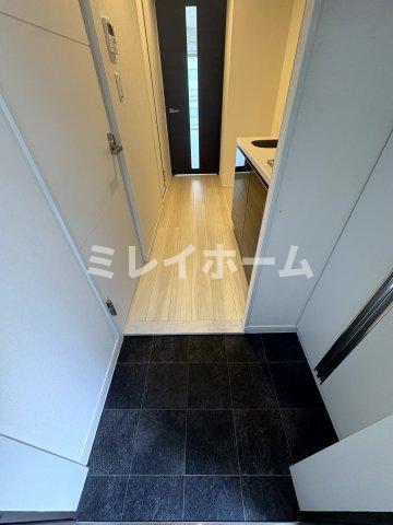 玄関　同建物内、別のお部屋の参考写真になります。