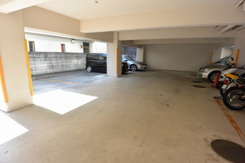 駐車場　屋根付きの駐車場