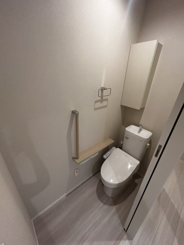 トイレ　手すり付きでつまづき防止/温水洗浄便座付き/緊急通報システム
