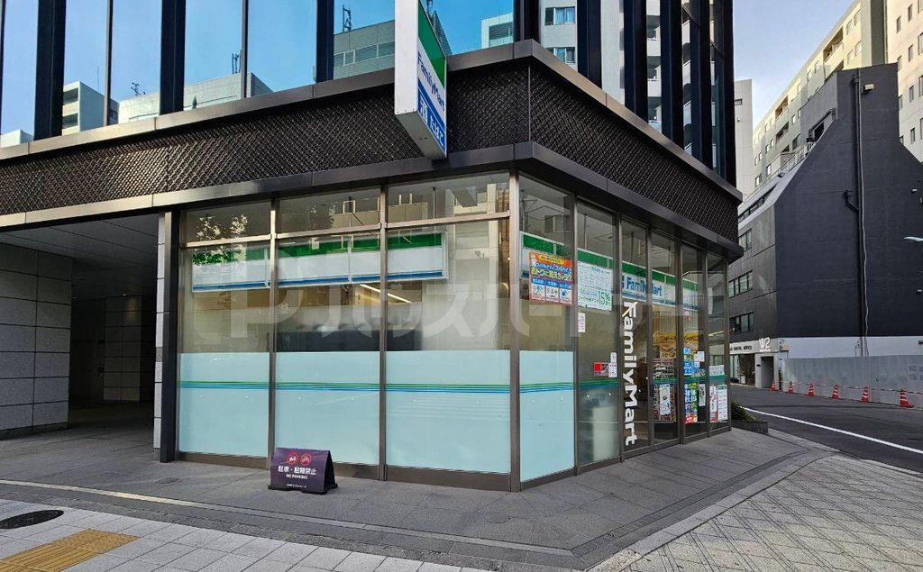 コンビニ　ファミリーマート小伝馬町鞍掛橋店（コンビニ）まで130m