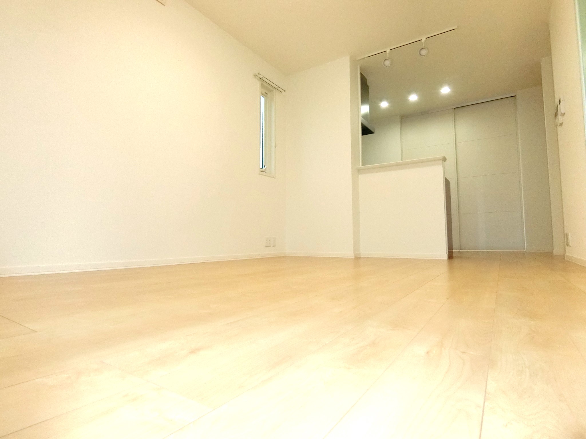 居室・リビング　明るい南向きのリビングです☆