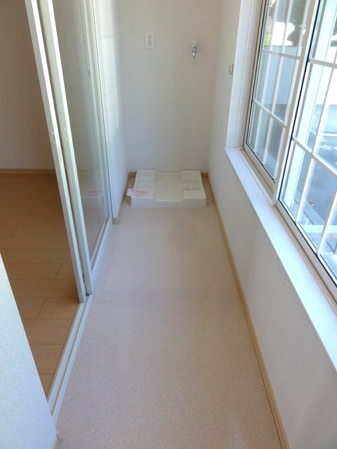 バルコニー　サンルームに洗濯機設置。効率よく物干し