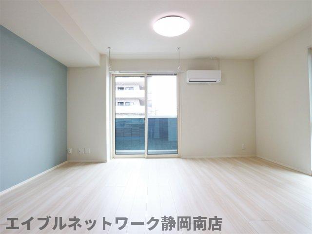 居室・リビング　こちらの居間で趣味の時間をお楽しみください