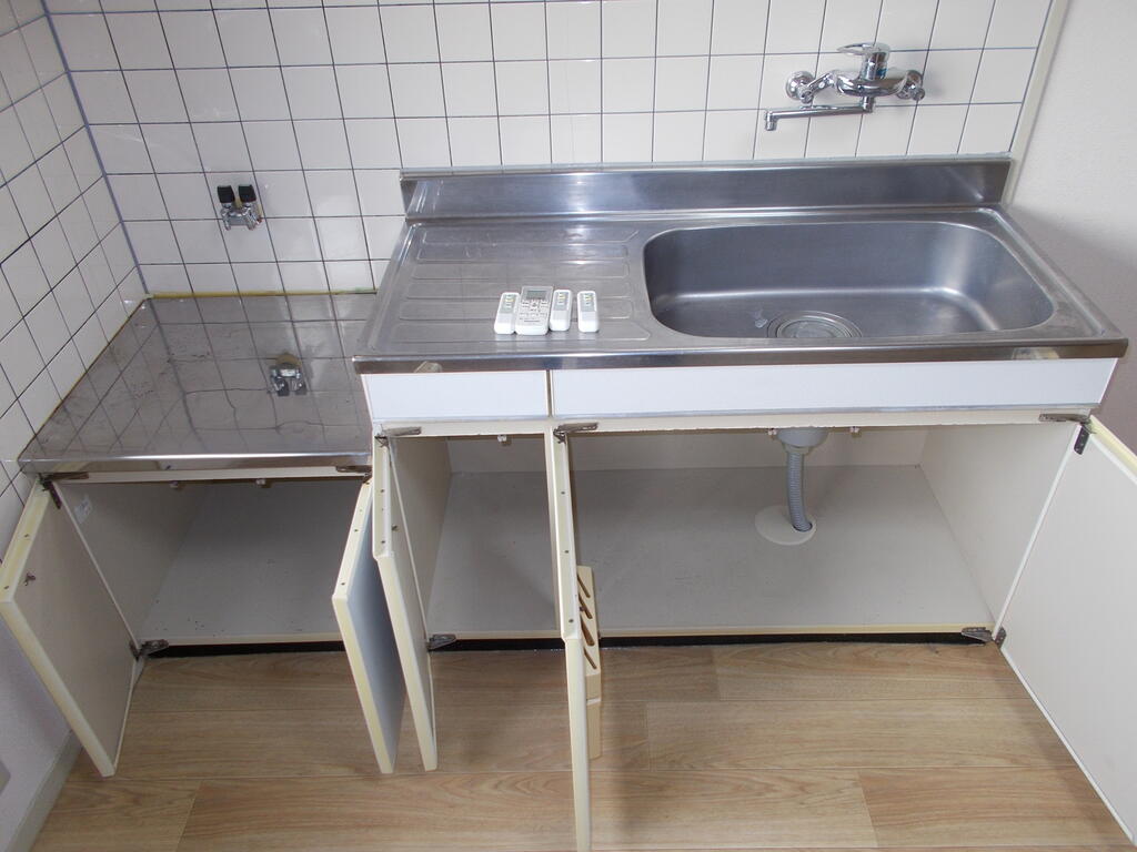 キッチン　上下棚付きキッチン