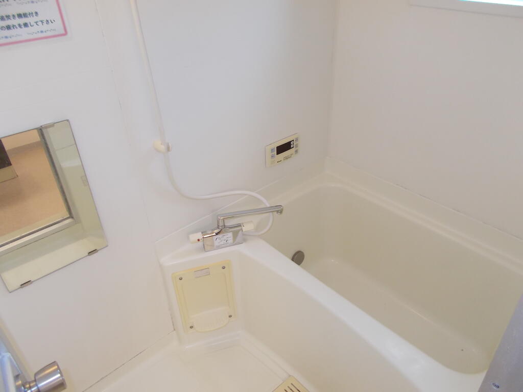 バス・シャワールーム　小窓付き浴室