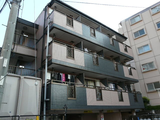 横浜市金沢区釜利谷南のマンションの建物外観