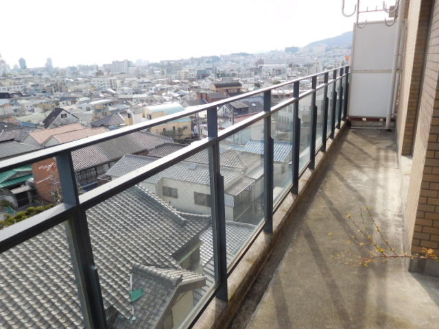 バルコニー　日差しも入り洗濯物もいい感じに乾きそうですね