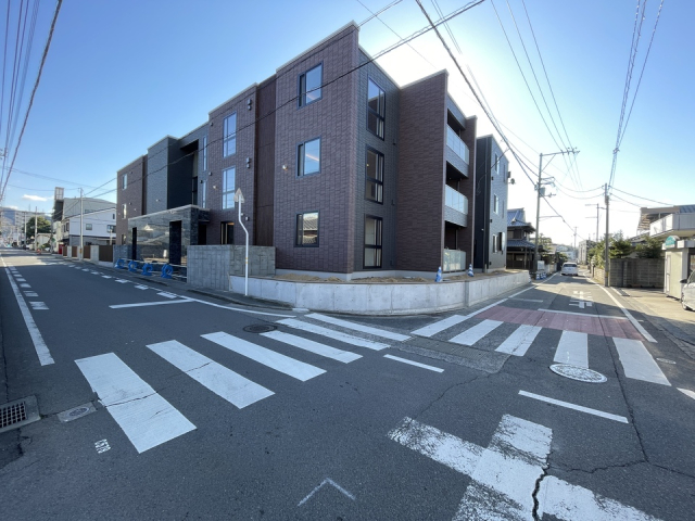 松山市小坂のマンションの建物外観