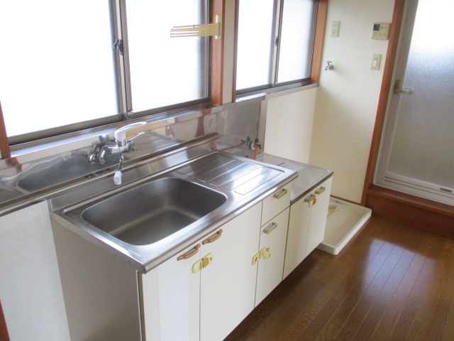 キッチン　調理スペースも付いて料理しやすい台所です。