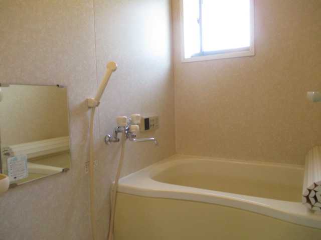 バス・シャワールーム　ゆったり使えるバスルーム。小窓付きです。