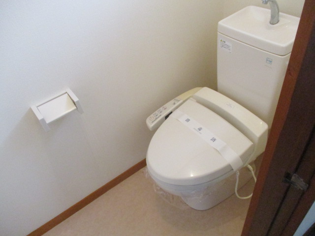 トイレ　嬉しい温水洗浄暖房便座付き。