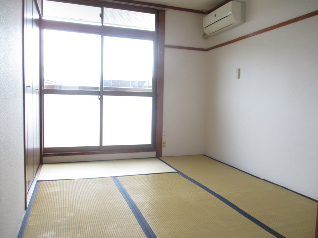 居室・リビング　南面2室。天窓も付いて明るい居室です。