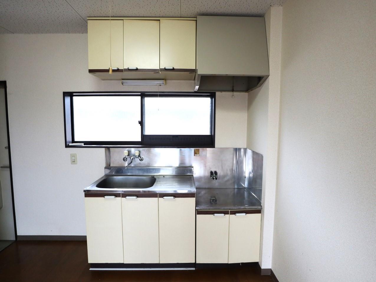 キッチン　冷蔵庫や、食器棚を余裕をもって置くことができます。