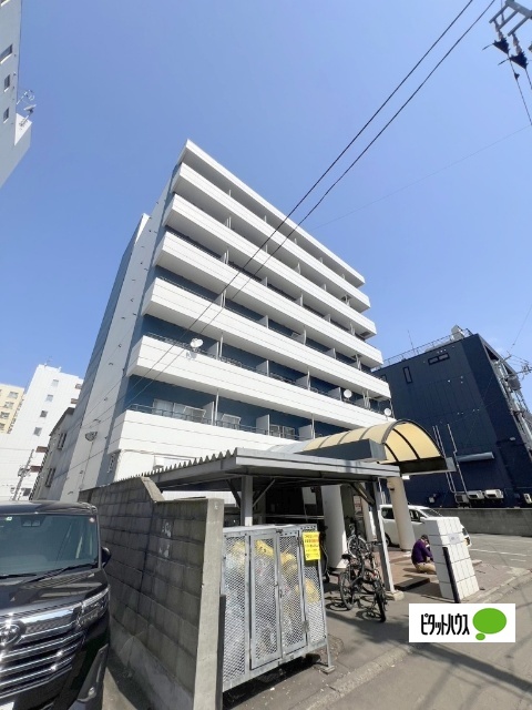 札幌市中央区南八条西のアパートの建物外観