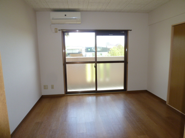 その他設備　南向きのリビング！エアコンつき！
