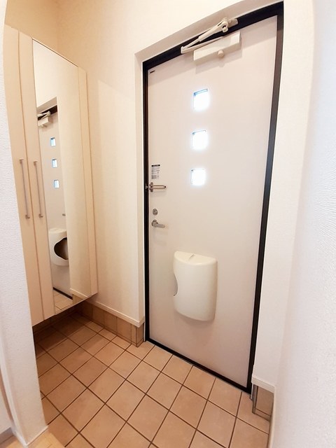 玄関　シューズボックス付きで、玄関がきれいに片付けられます。