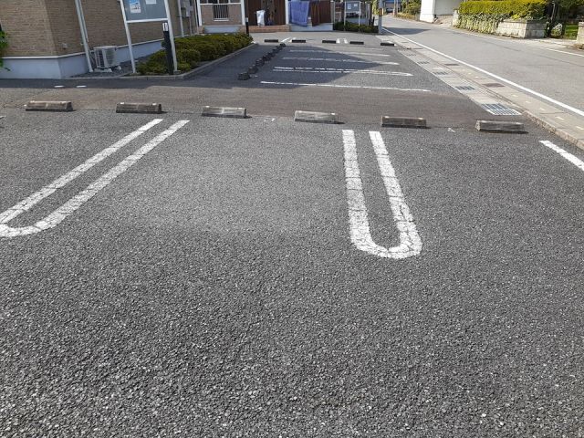 【佐野市鉢木町のアパートの駐車場】