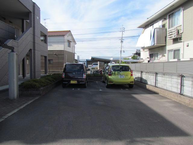 【伊予郡松前町大字南黒田のアパートの駐車場】