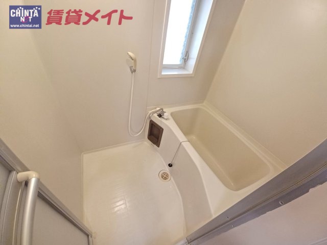 【津市栗真町屋町のアパートのバス・シャワールーム】