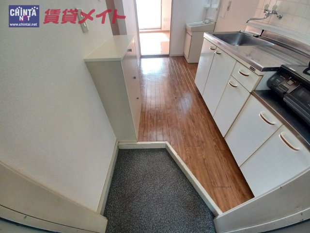 【津市栗真町屋町のアパートの玄関】