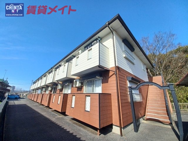 津市栗真町屋町のアパートの建物外観