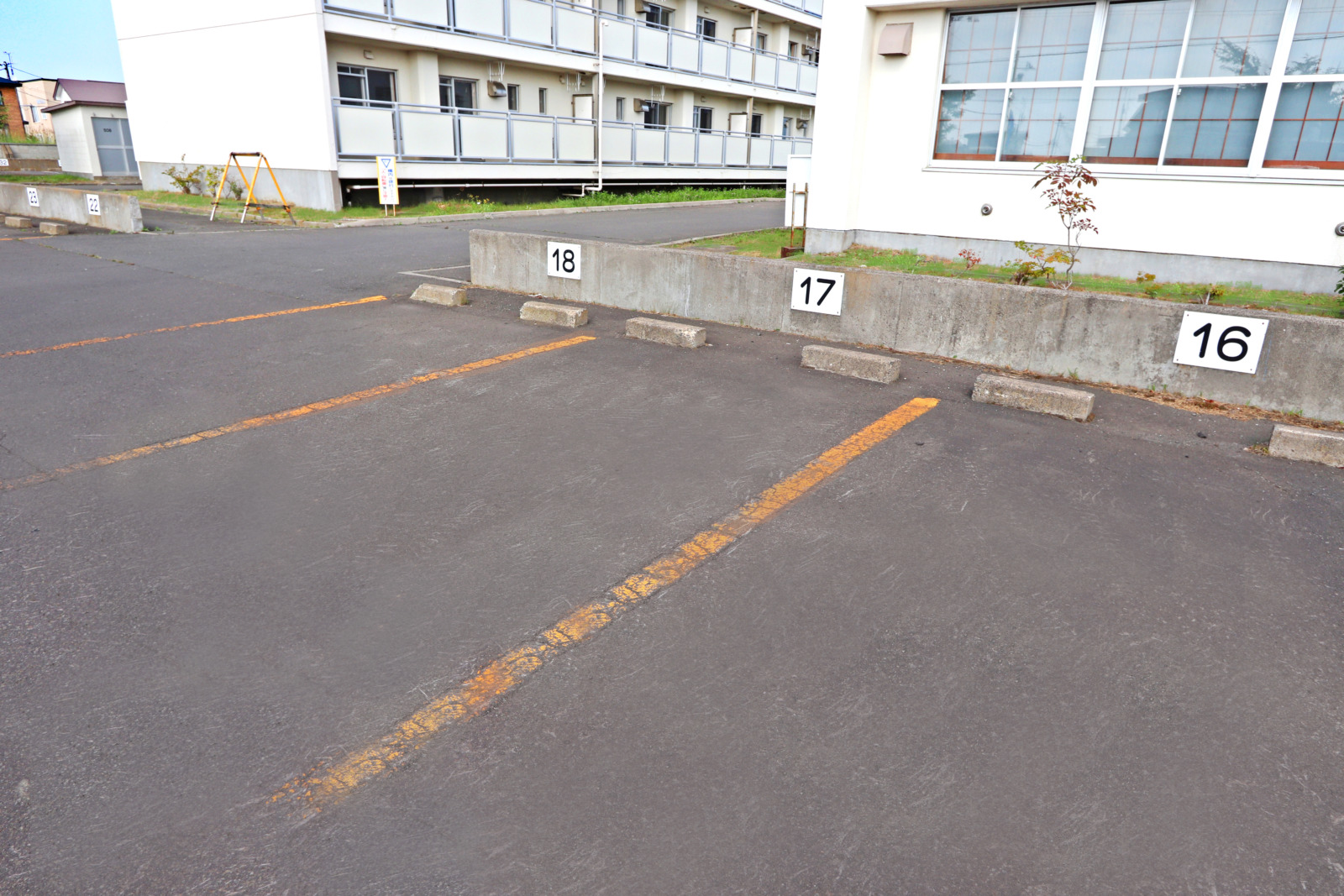 【根室市駒場町のマンションの駐車場】