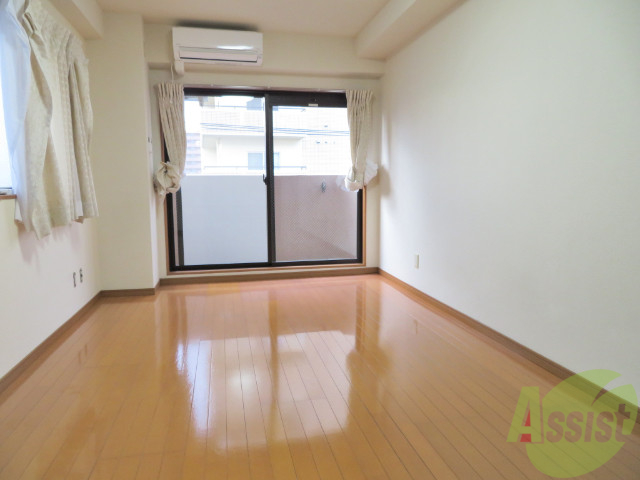 居室・リビング　９帖の洋室です。広々として、きれいですね。