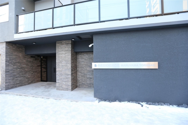 【S-RESIDENCE円山鳥居前のエントランス】