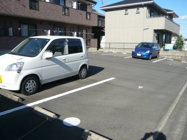 【アレンシオネの駐車場】