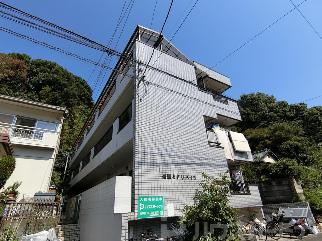 【松戸市岩瀬のマンションの建物外観】