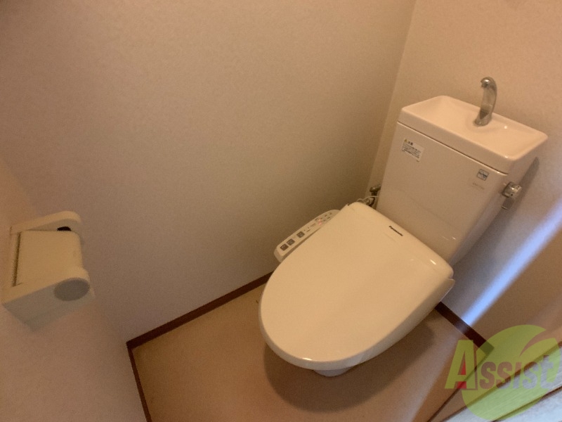 トイレ　トイレは温水洗浄付きで落ち着く広さ。