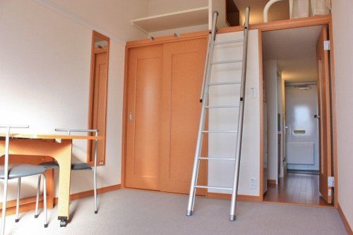 居室・リビング　1階フローリング　2階カーペット