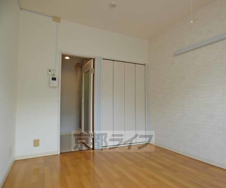 居室・リビング　閑静な住宅街のお部屋です。２口ガスコンロのシステムキッ...