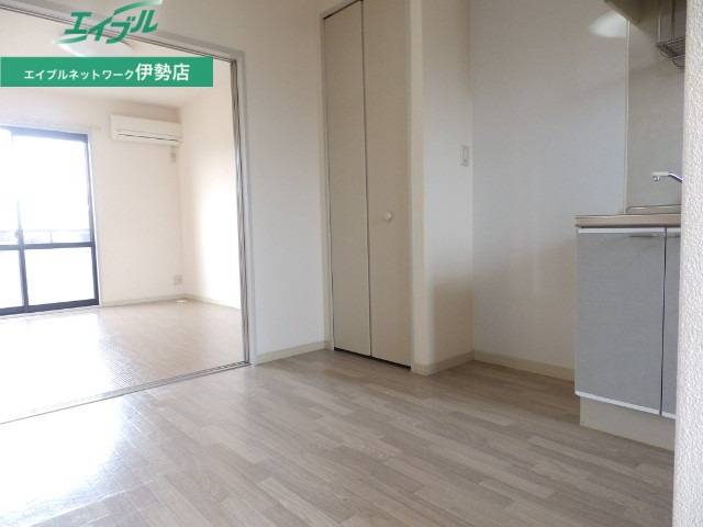 居室・リビング　同物件別室写真