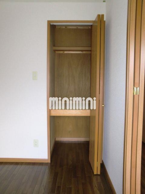 収納　３段の仕切りが機能的な収納。