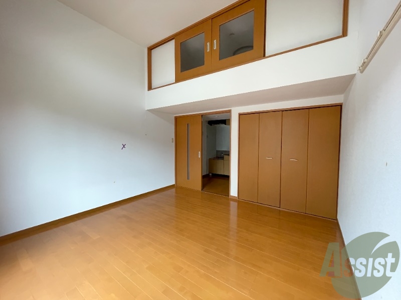 居室・リビング　８帖の洋室です、広々としていて綺麗ですね！