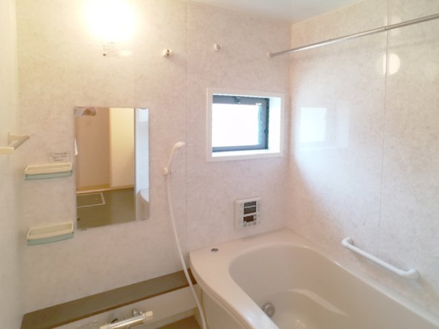 バス・シャワールーム　追い焚き付きのお風呂です♪