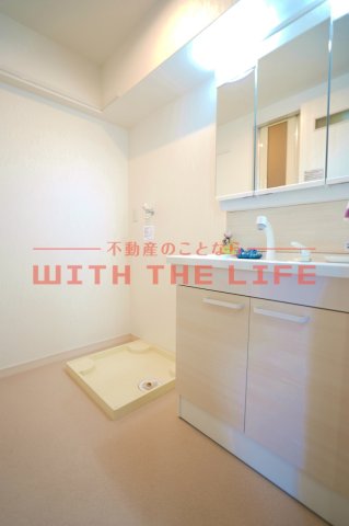 洗面設備　明るい洗面所です