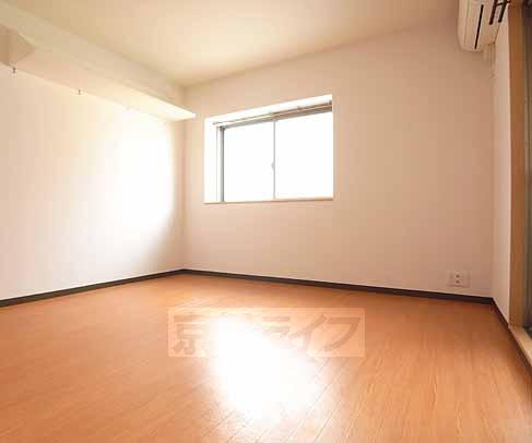 居室・リビング　正方形に近い形で広いです