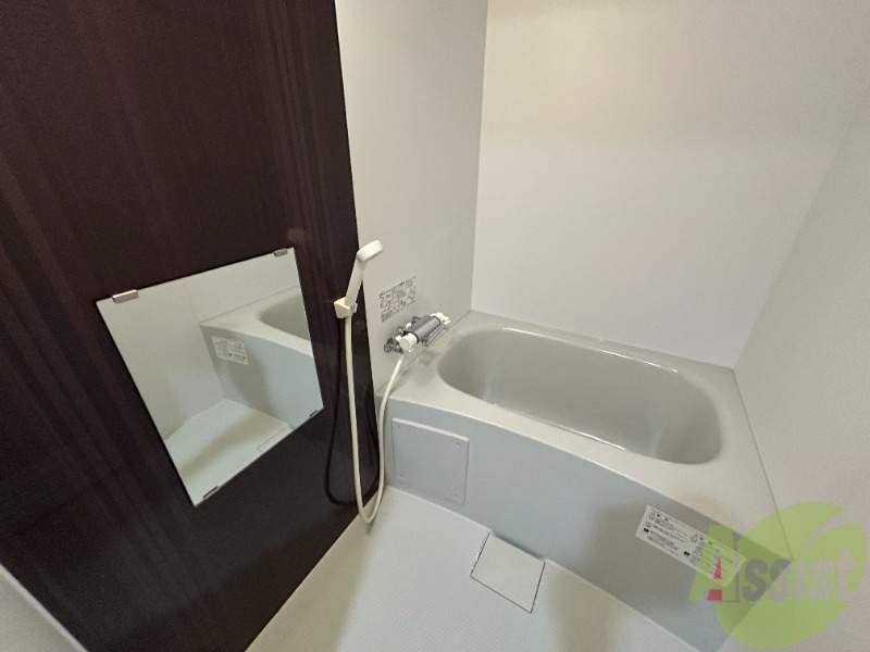 バス・シャワールーム　浴室はこちらです。シャワースペースが広い点が特徴です。