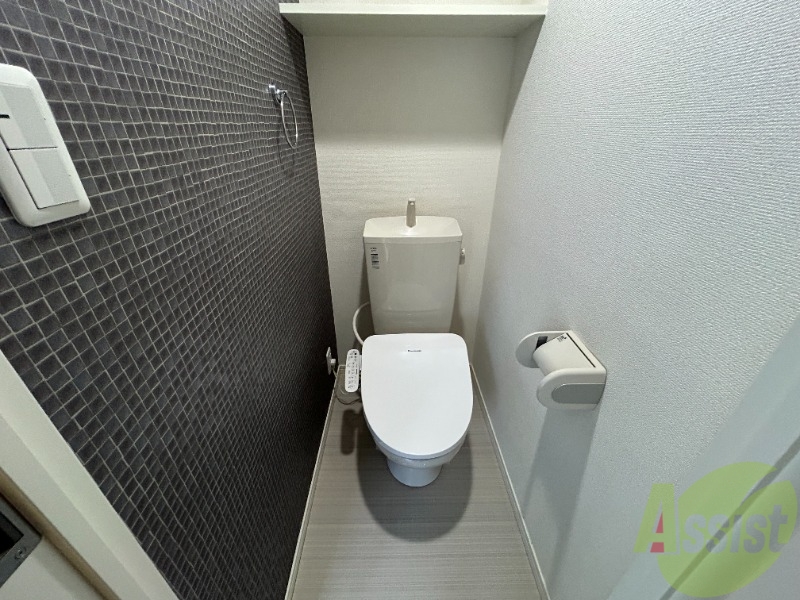 トイレ　トイレです。温水洗浄機能があり、上部には棚もあります。