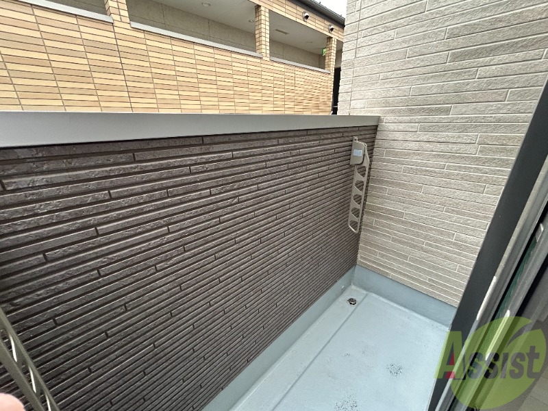 バルコニー　ベランダはこちらです。壁に高さがあり、雨が入りにくいですね。