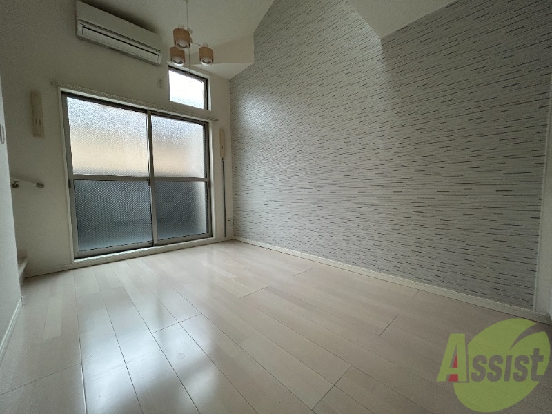 居室・リビング　こちらはリビングです。ベランダ窓からの日差しが良く入ります。