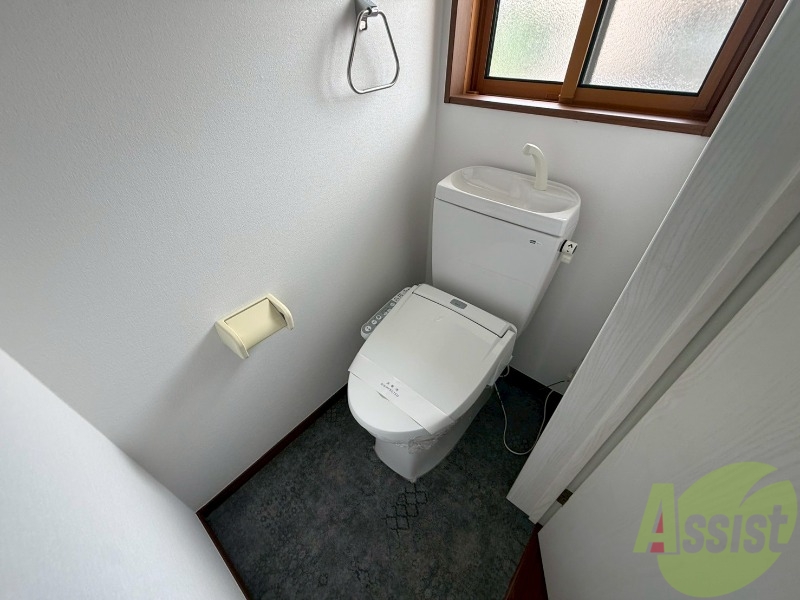 トイレ　お手洗いは温水洗浄付き。これは個人的に外せません。