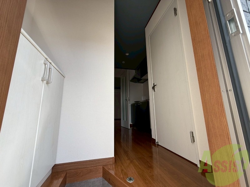 玄関　玄関からは広々としたキッチン周りが確認できました。